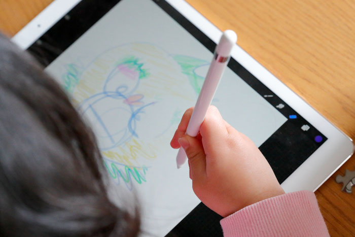 「Apple Pencil」で絵を描く子供